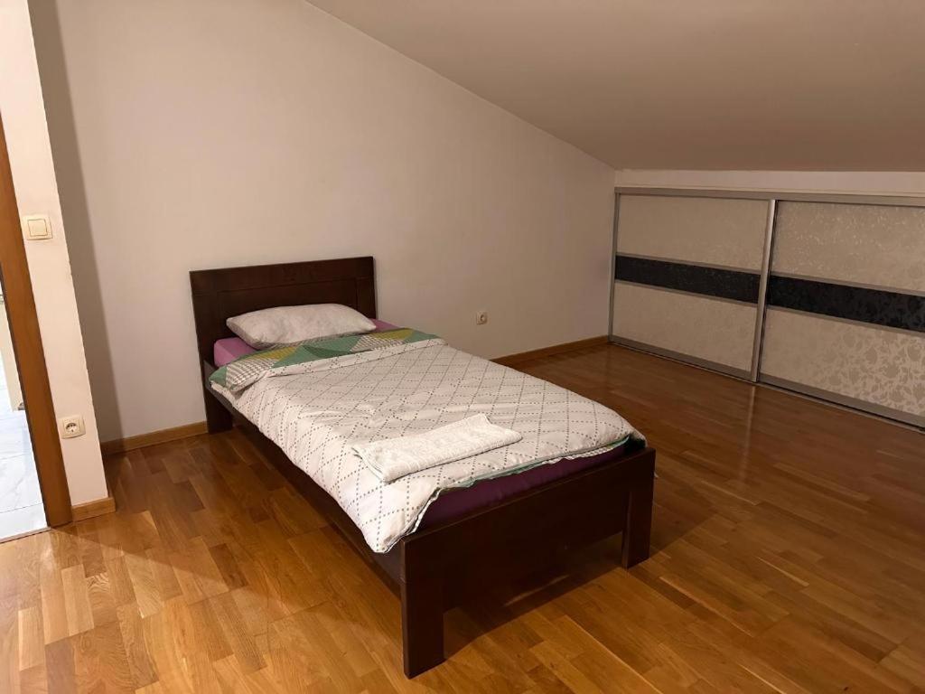 Rooms Near The Airport SJJ Exterior foto